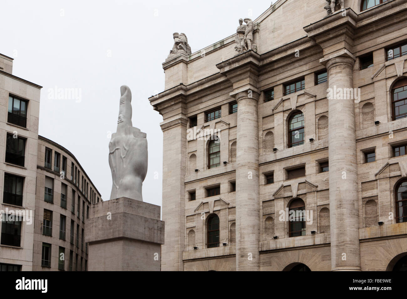 La scultura di Maurizio Cattelan,Piazza Affari,Affari square,Milano Foto Stock