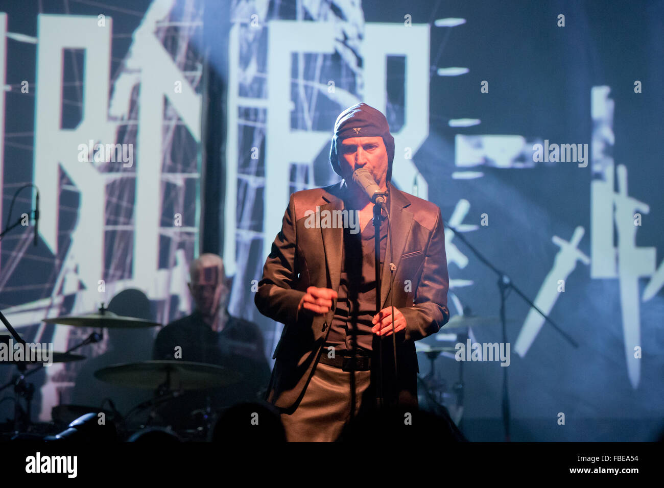 Norimberga, Germania. Xiii gen, 2016. Cantante della band slovena Laibach, Milan Fras (C), esegue in scena a Norimberga, Germania, 13 gennaio 2016. La band è stata fondata nel 1980 nell'ex Iugoslavia e la loro musica è una miscela di industrial rock e musica elettronica. La band di simboli marziale e le prestazioni sono controversi. Anche il nome di Laibach, il nome tedesco per la capitale slovena di Lubiana, è stata una provocazione in Jugoslavia comunista. Foto: DANIEL KARMANN/dpa/Alamy Live News Foto Stock