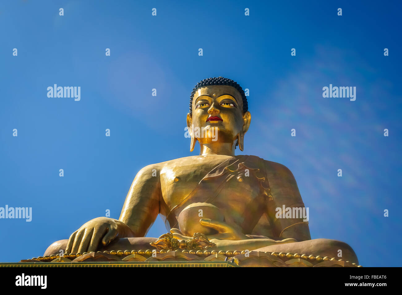 Punto di riferimento della città di Thimphu, Bhutan, Kuenselphodrang, Buddha Dordenma, statua del Buddha Signore contro il cielo blu e cloud, spazio di copia Foto Stock