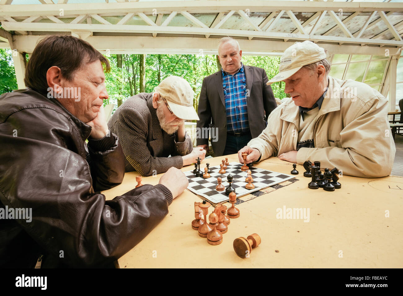 La Bielorussia, Gomel - 9 Maggio 2014: Attivo pensionati, amici di vecchia data e tempo libero, senior uomini divertirsi e giocare a scacchi in città Foto Stock