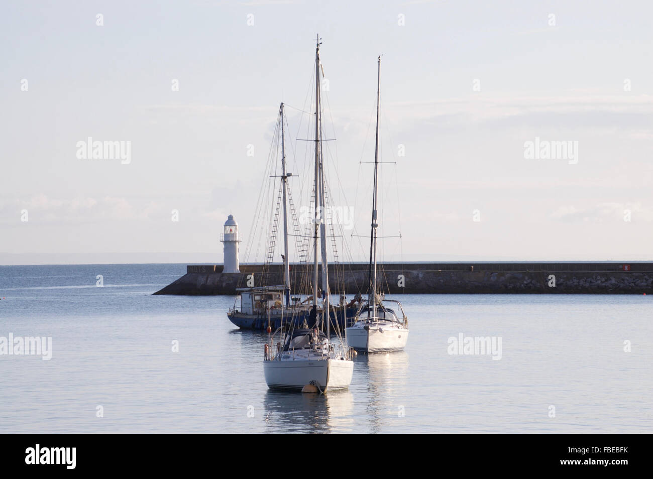 Le barche nel porto, frangiflutti Brixham Foto Stock