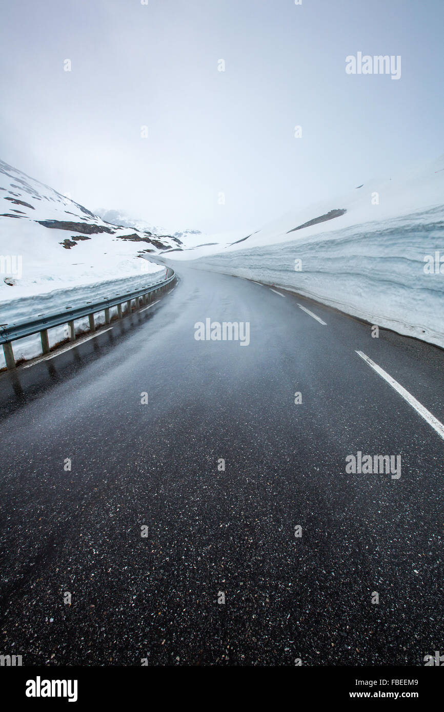 Strada di Montagna in Norvegia, intorno la nebbia e neve. Foto Stock