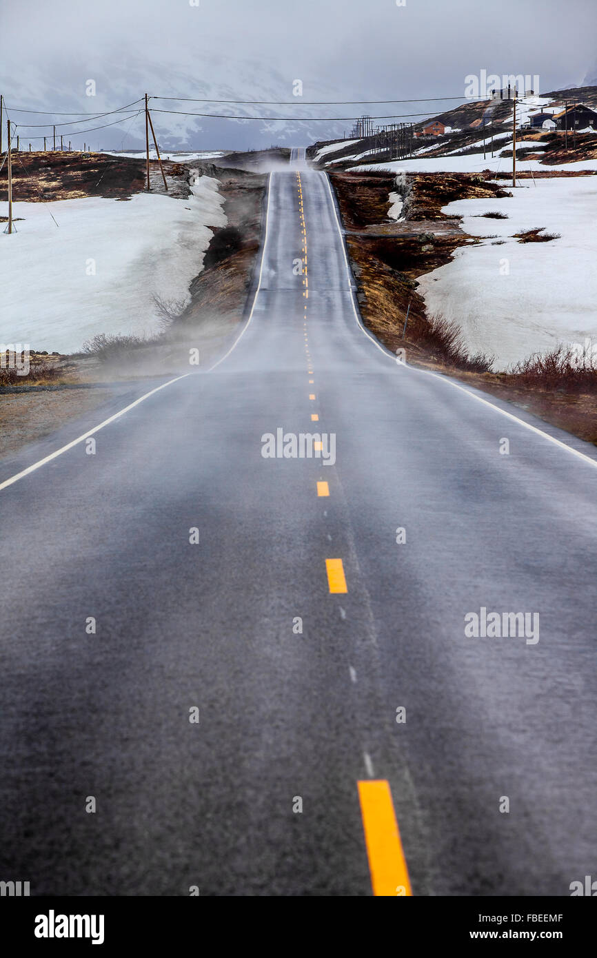 Strada di Montagna in Norvegia, intorno la nebbia e neve. Foto Stock