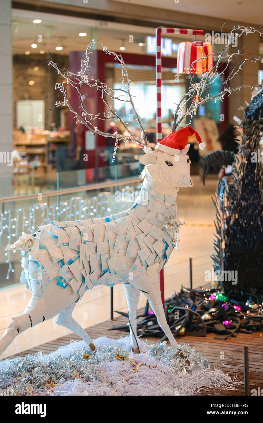 Natale renne statua fatta di bicchieri di carta in mostra al Padiglione del complesso commerciale di Kuala Lumpur in Malesia. Foto Stock