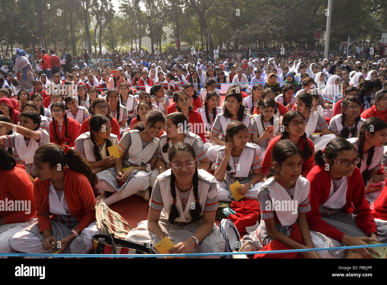Dacca in Bangladesh. 15 gennaio, 2016. Bengalese della scuola studente partecipa al programma vincitori di un libro-lettura concorso organizzato da Bishwo Shahitto World-Literature Kendro centro) al parco di Ramna a Dhaka, nel Bangladesh. Il 15 gennaio 2016 40.000 studenti di diverse scuole di divisione di Dhaka ha partecipato al programma vincitori di un libro-lettura concorso organizzato da Bishwo Shahitto Kendro (World-Literature centro) al parco di Ramna a Dhaka, nel Bangladesh. Il 15 gennaio 2016 Credit: Mamunur Rashid/Alamy Live News Foto Stock