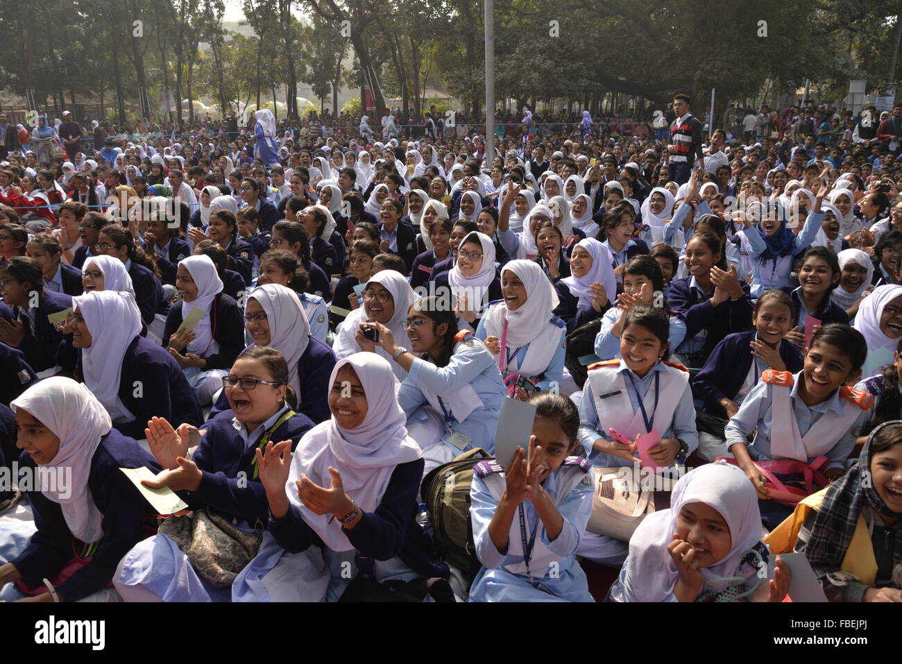 Dacca in Bangladesh. 15 gennaio, 2016. Bengalese della scuola studente partecipa al programma vincitori di un libro-lettura concorso organizzato da Bishwo Shahitto World-Literature Kendro centro) al parco di Ramna a Dhaka, nel Bangladesh. Il 15 gennaio 2016 40.000 studenti di diverse scuole di divisione di Dhaka ha partecipato al programma vincitori di un libro-lettura concorso organizzato da Bishwo Shahitto Kendro (World-Literature centro) al parco di Ramna a Dhaka, nel Bangladesh. Il 15 gennaio 2016 Credit: Mamunur Rashid/Alamy Live News Foto Stock
