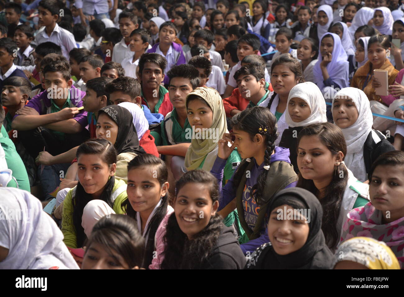 Dacca in Bangladesh. 15 gennaio, 2016. Bengalese della scuola studente partecipa al programma vincitori di un libro-lettura concorso organizzato da Bishwo Shahitto World-Literature Kendro centro) al parco di Ramna a Dhaka, nel Bangladesh. Il 15 gennaio 2016 40.000 studenti di diverse scuole di divisione di Dhaka ha partecipato al programma vincitori di un libro-lettura concorso organizzato da Bishwo Shahitto Kendro (World-Literature centro) al parco di Ramna a Dhaka, nel Bangladesh. Il 15 gennaio 2016 Credit: Mamunur Rashid/Alamy Live News Foto Stock