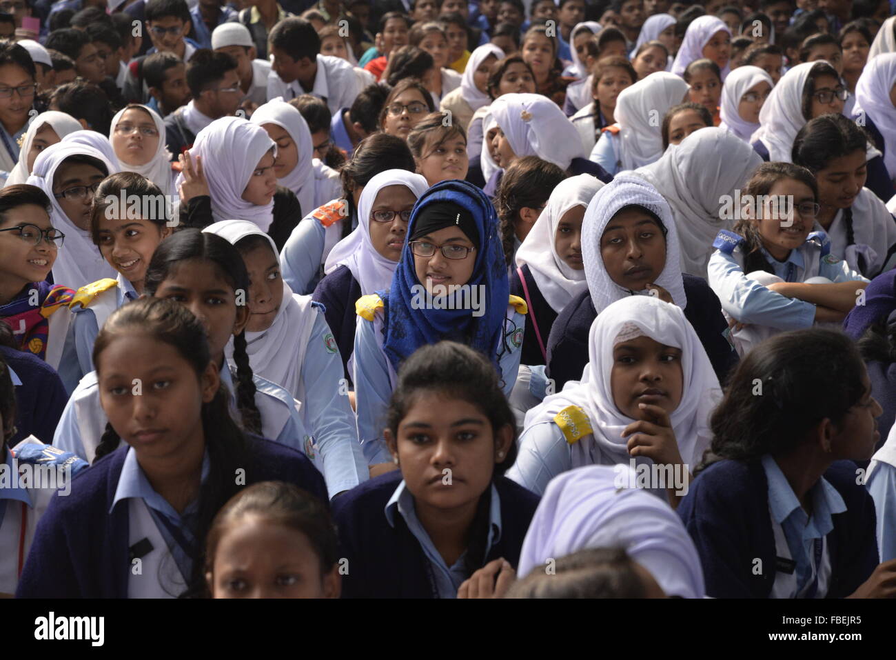 Dacca in Bangladesh. 15 gennaio, 2016. Bengalese della scuola studente partecipa al programma vincitori di un libro-lettura concorso organizzato da Bishwo Shahitto World-Literature Kendro centro) al parco di Ramna a Dhaka, nel Bangladesh. Il 15 gennaio 2016 40.000 studenti di diverse scuole di divisione di Dhaka ha partecipato al programma vincitori di un libro-lettura concorso organizzato da Bishwo Shahitto Kendro (World-Literature centro) al parco di Ramna a Dhaka, nel Bangladesh. Il 15 gennaio 2016 Credit: Mamunur Rashid/Alamy Live News Foto Stock