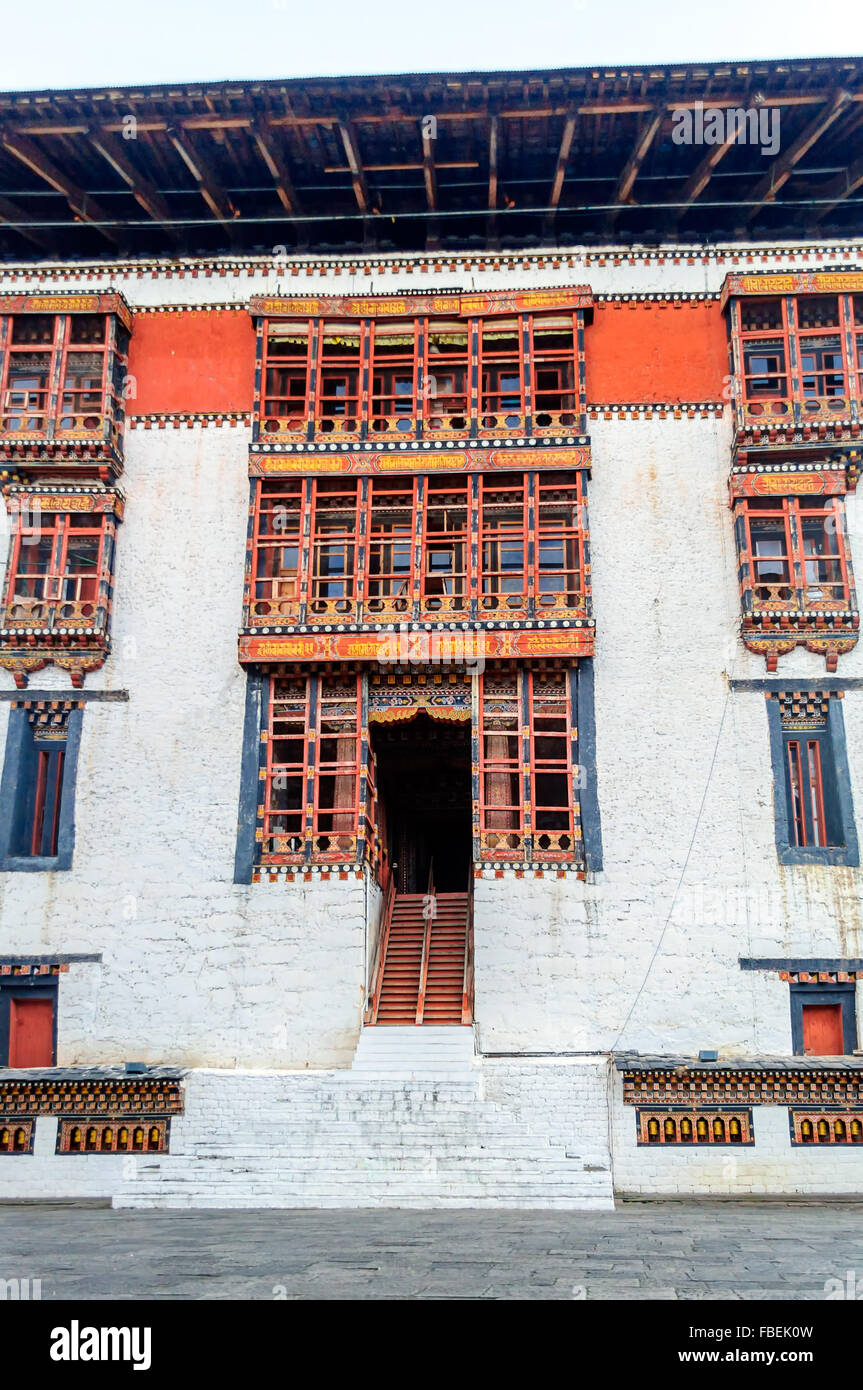 Windows decorativo e porta del Bhutan Landmark Tashi Dzong choe, fortezza, centro amministrativo con spazio di copia Foto Stock