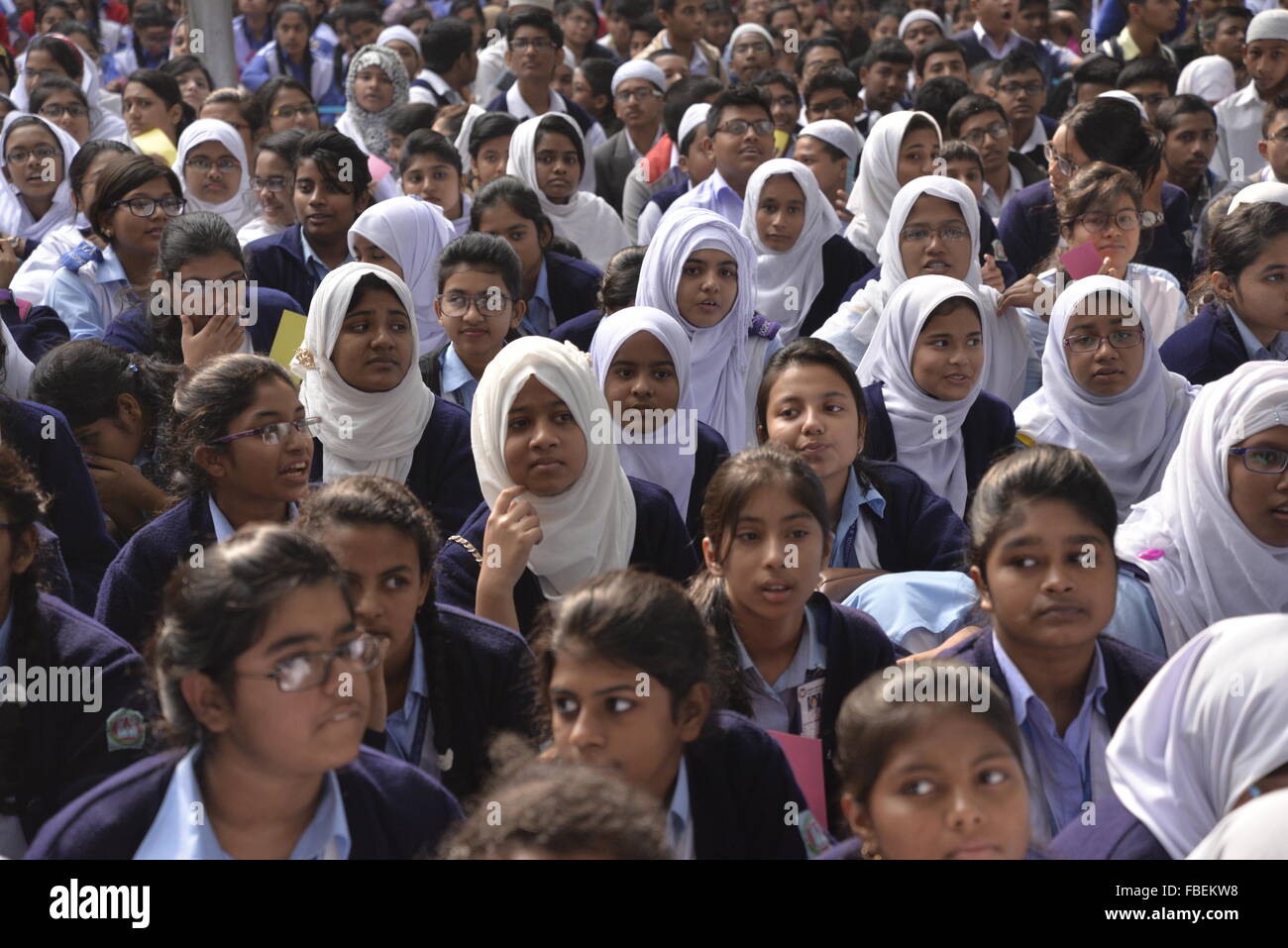 Dacca in Bangladesh. 15 gennaio, 2016. Bengalese della scuola studente partecipa al programma vincitori di un libro-lettura concorso organizzato da Bishwo Shahitto World-Literature Kendro centro) al parco di Ramna a Dhaka, nel Bangladesh. Il 15 gennaio 2016 40.000 studenti di diverse scuole di divisione di Dhaka ha partecipato al programma vincitori di un libro-lettura concorso organizzato da Bishwo Shahitto Kendro (World-Literature centro) al parco di Ramna a Dhaka, nel Bangladesh. Il 15 gennaio 2016 Credit: Mamunur Rashid/Alamy Live News Foto Stock