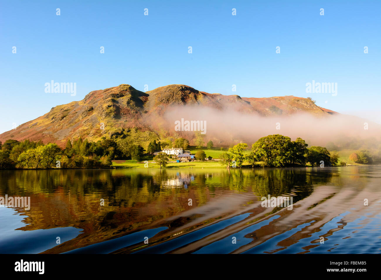 Early Morning mist sul lago Ullswater Foto Stock