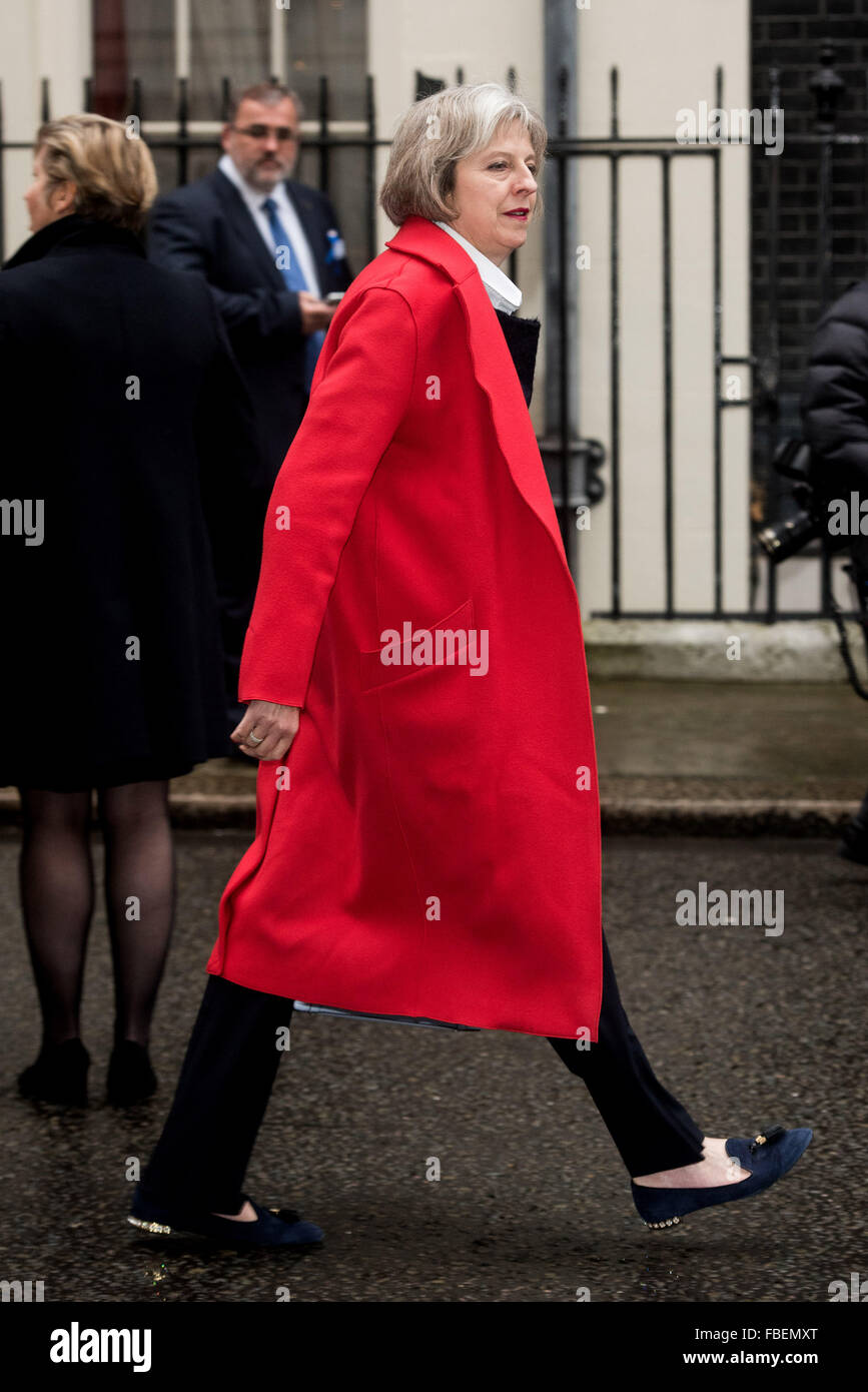 Home Secretary Theresa Maggio fuori e circa a Downing Street. Dotato di: Theresa Maggio dove: Londra, Regno Unito quando: 15 Dic 2015 Foto Stock