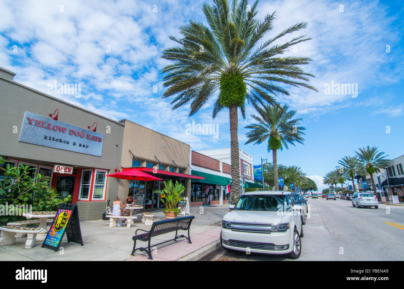 New Smyrna Beach Florida downtown Canal Street con i suoi negozi e ristoranti e con traffico e automobili Foto Stock