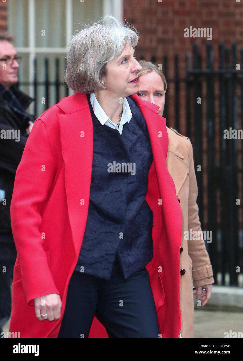 Home Segretario Teresa maggio passeggiate lungo Downing St con: Teresa può MP Dove: Londra, Regno Unito quando: 15 Dic 2015 Foto Stock