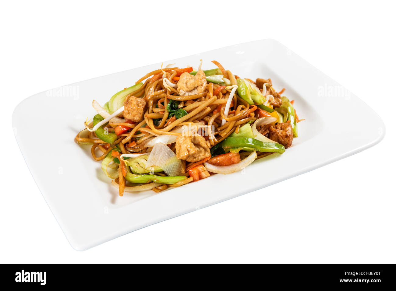 Cena Principale Cina Asia alimentare Cibo su una piastra con tagliatelle di verdure e carne. Sfondo bianco. Foto Stock