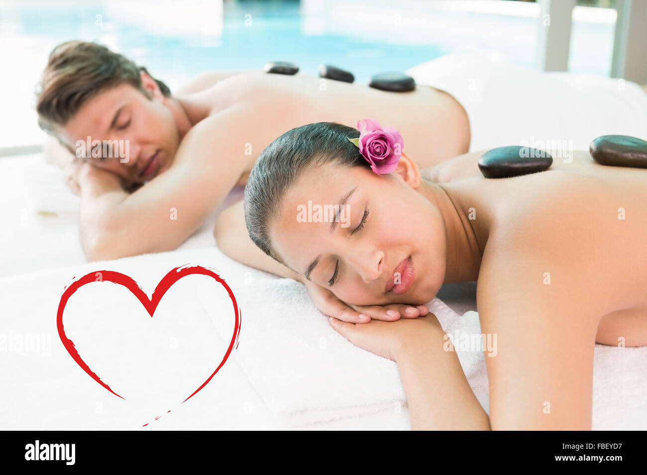 Immagine composita della giovane godendo stone massage a health farm Foto Stock