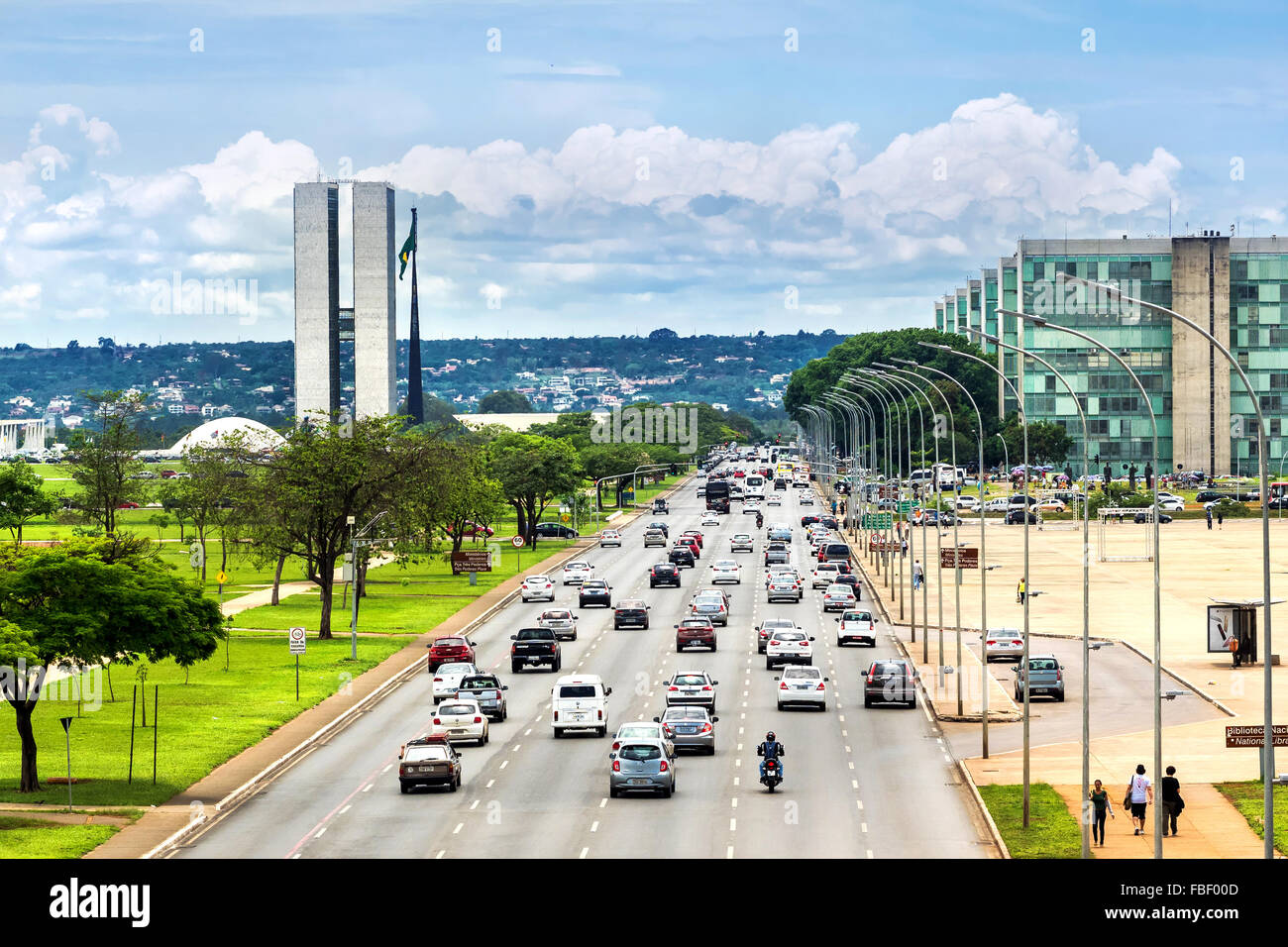 Vista del traffico su strada trafficata accanto al Congresso Nacional (Congresso nazionale) Edificio di Brasilia, capitale del Brasile. Foto Stock