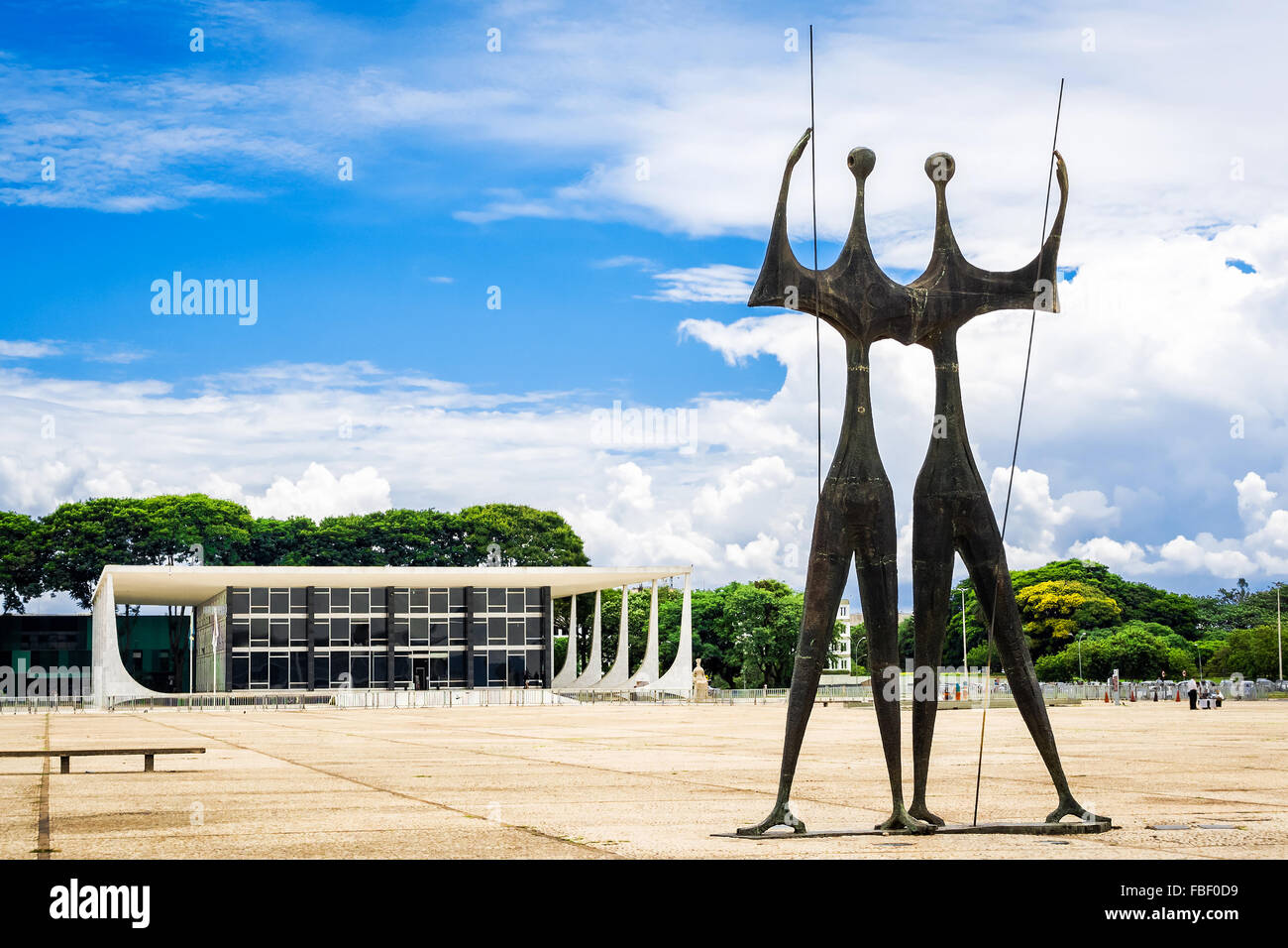 Vista di Os Guerreiros aka Dois Candangos Monument e la Corte Suprema Federale a Brasilia, capitale del Brasile. Foto Stock