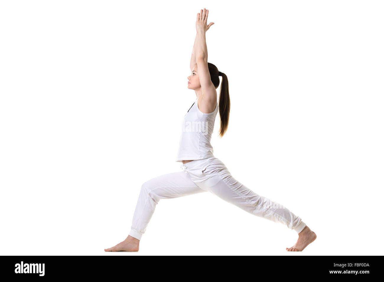 Bellissimo modello fitness le pratiche yoga o pilates, facendo esercizio di  affondo, in piedi nella posizione del Guerriero I postura, Virabhadrasana  1, laterale v Foto stock - Alamy