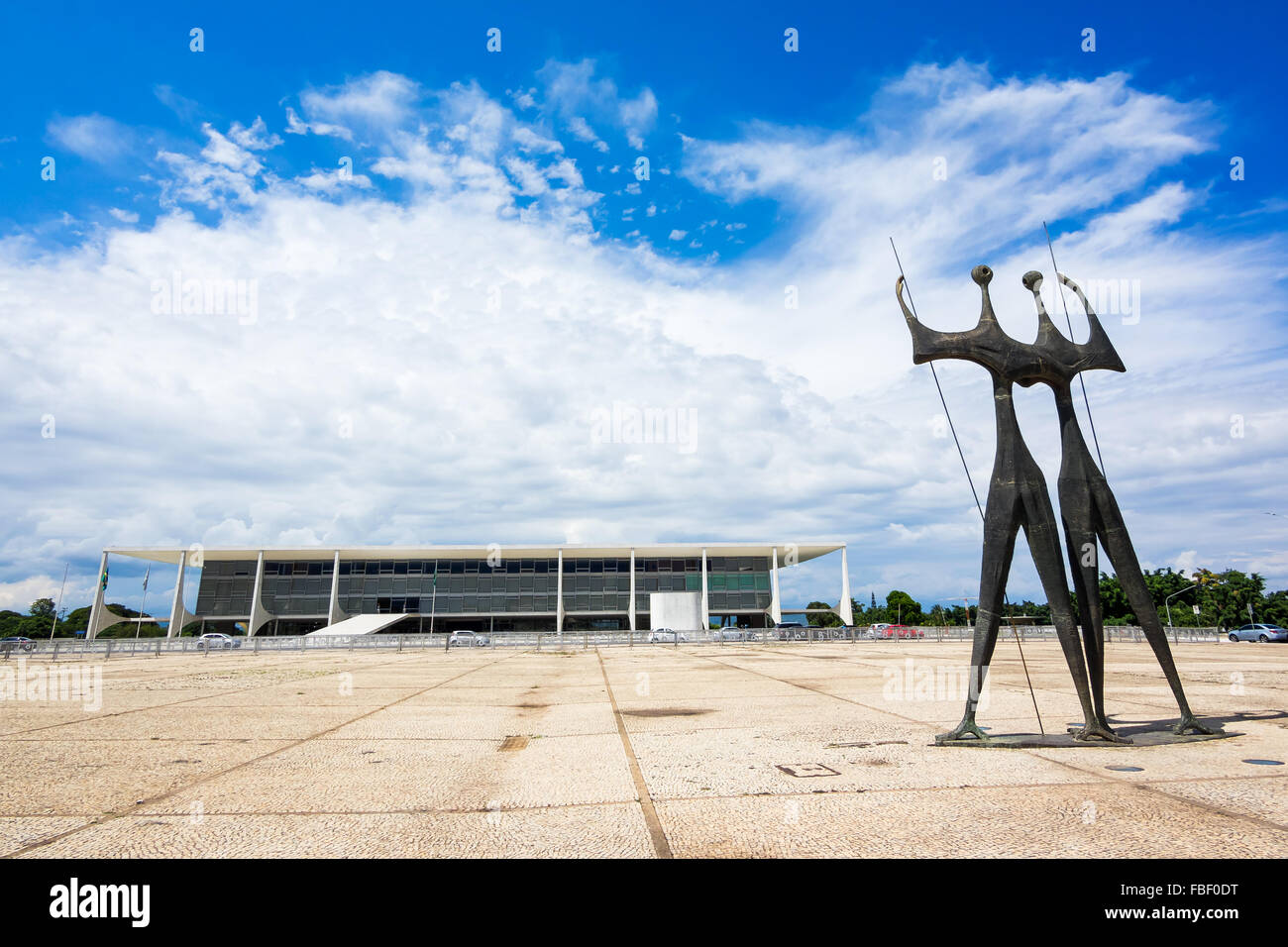 Vista di Os Guerreiros aka Dois Candangos Monument e la Corte Suprema Federale a Brasilia, capitale del Brasile. Foto Stock