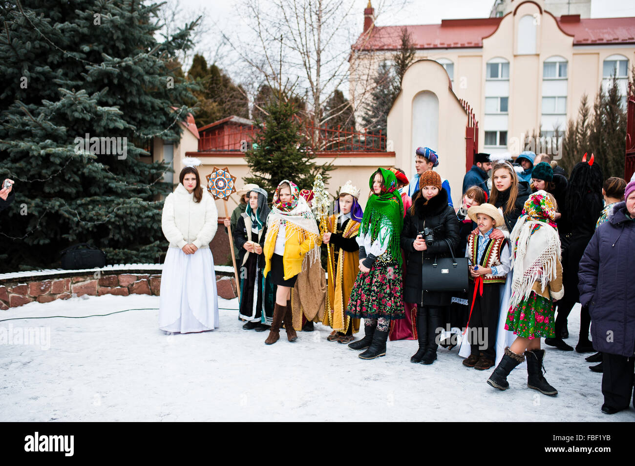 L'Ucraina. LVIV - 14 gennaio 2016: Presepe sfilata di bambini sul giorno d'inverno. Foto Stock