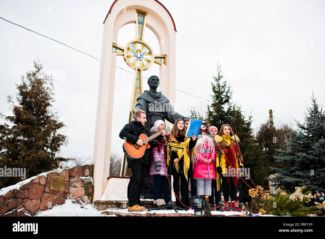 L'Ucraina. LVIV - 14 gennaio 2016: Presepe sfilata di bambini sul giorno d'inverno. Foto Stock