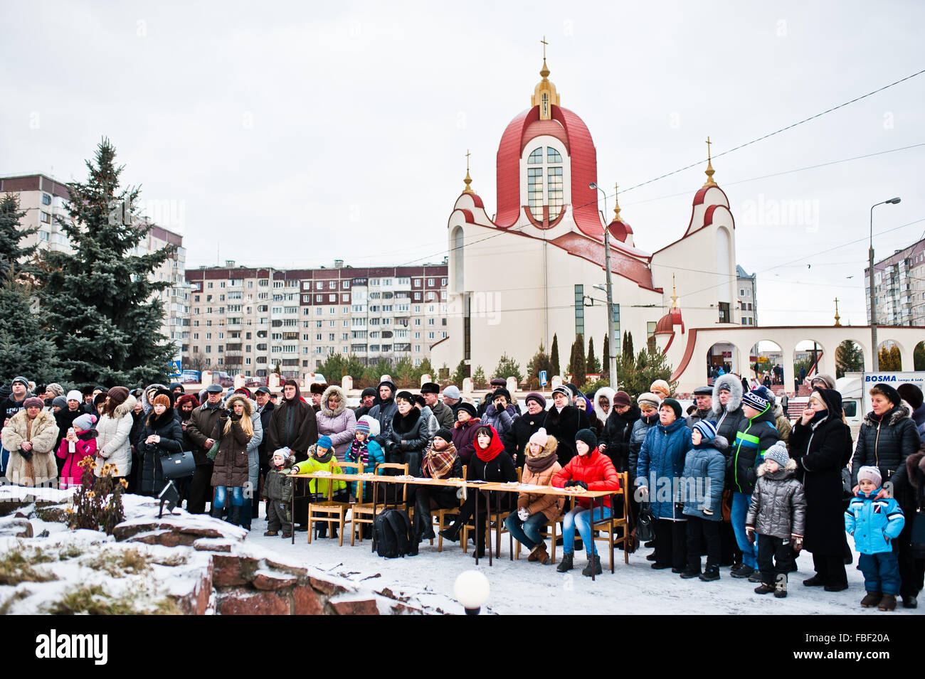 L'Ucraina. LVIV - 14 gennaio 2016: Presepe sfilata di bambini sul giorno d'inverno. Foto Stock