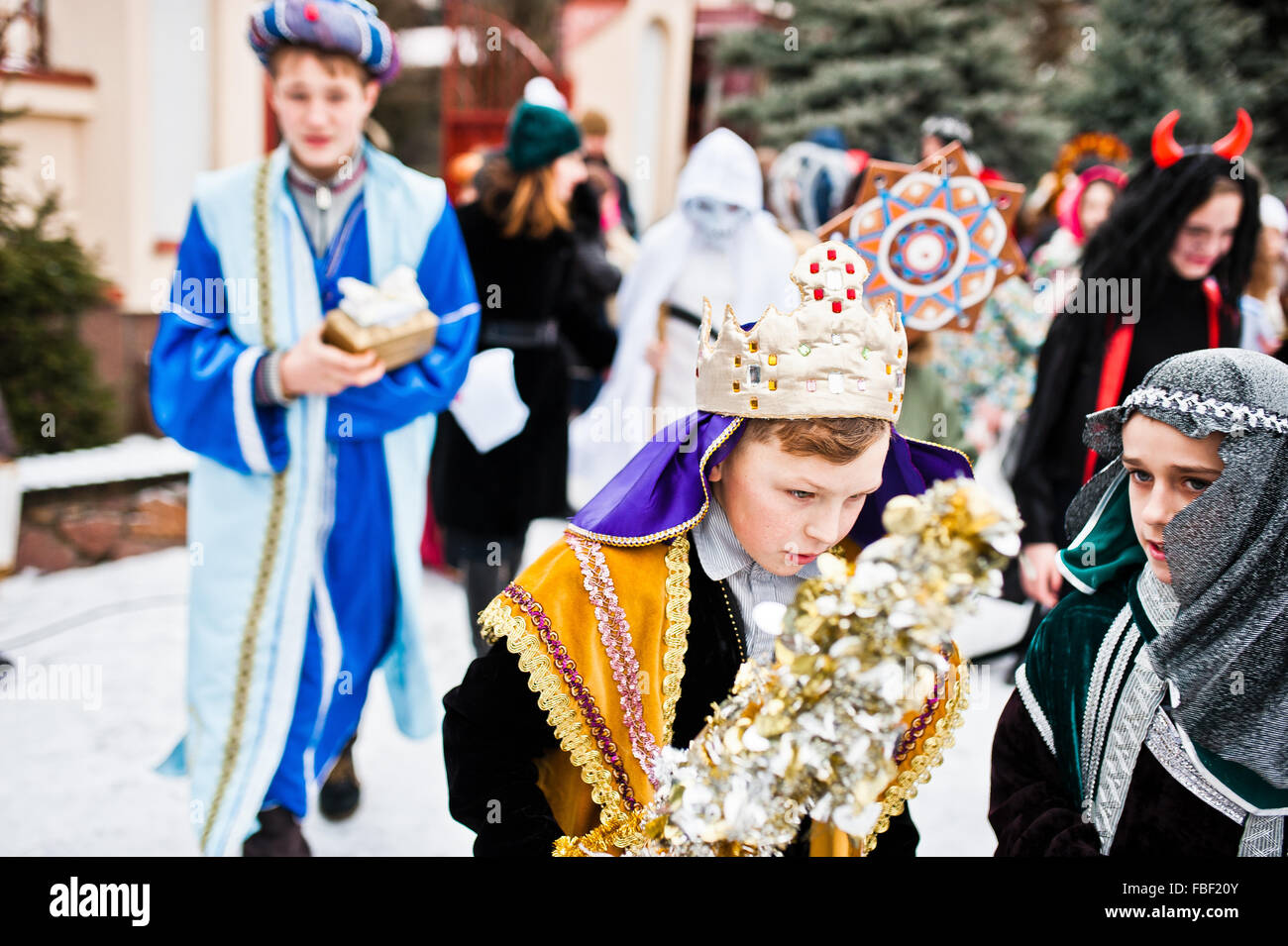 L'Ucraina. LVIV - 14 gennaio 2016: Presepe sfilata di bambini sul giorno d'inverno. Foto Stock