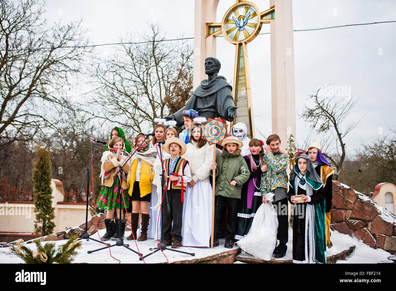 L'Ucraina. LVIV - 14 gennaio 2016: Presepe sfilata di bambini sul giorno d'inverno. Foto Stock