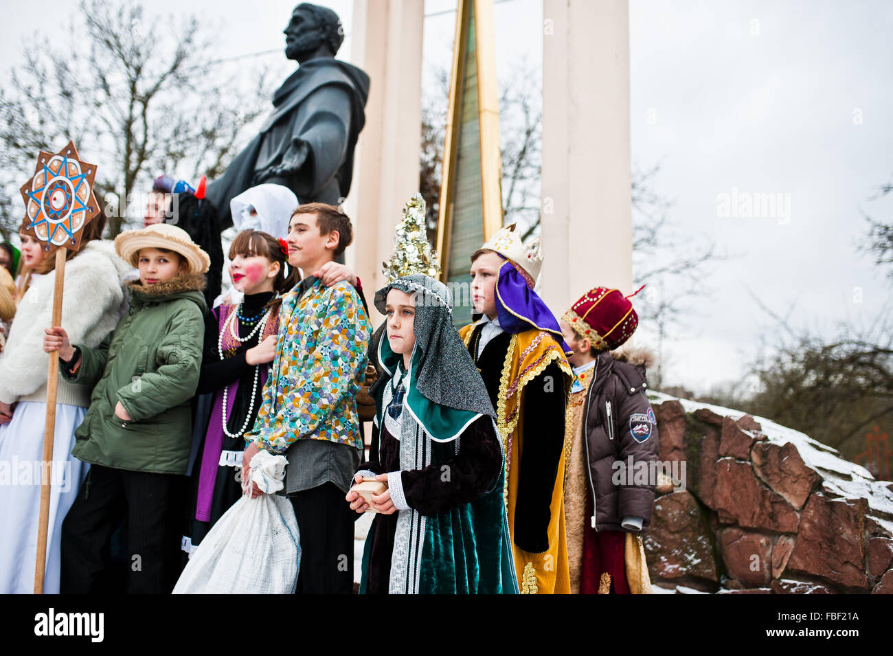 L'Ucraina. LVIV - 14 gennaio 2016: Presepe sfilata di bambini sul giorno d'inverno. Foto Stock