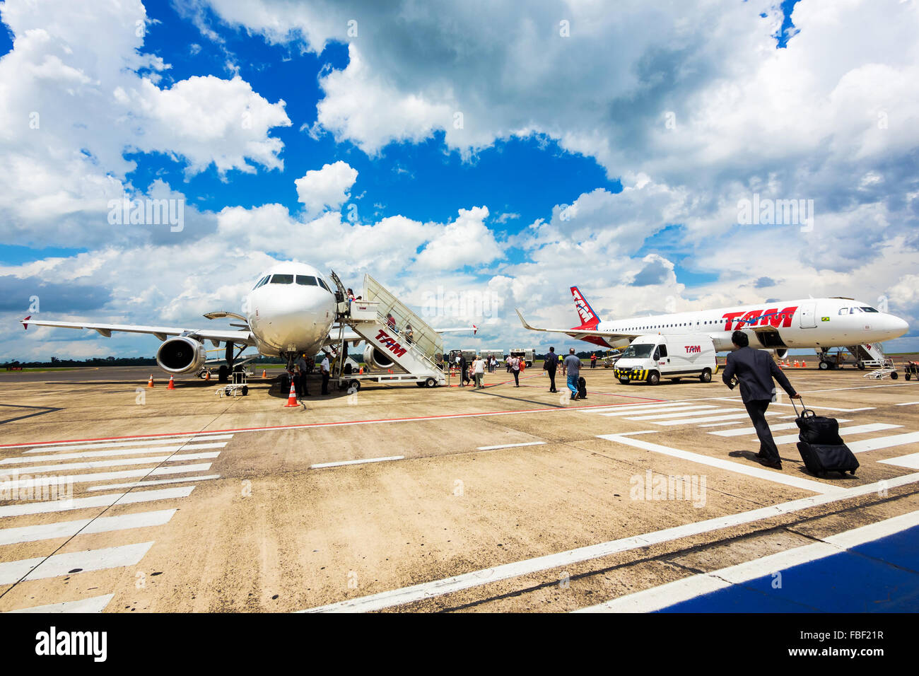 Imbarco passeggeri TAM Airlines Airbus 320 aeroplano a Cataratas Aeroporto Internazionale in Foz do Iguacu, Parana, Brasile. Foto Stock