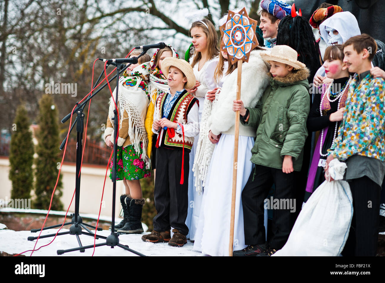 L'Ucraina. LVIV - 14 gennaio 2016: Presepe sfilata di bambini sul giorno d'inverno. Foto Stock