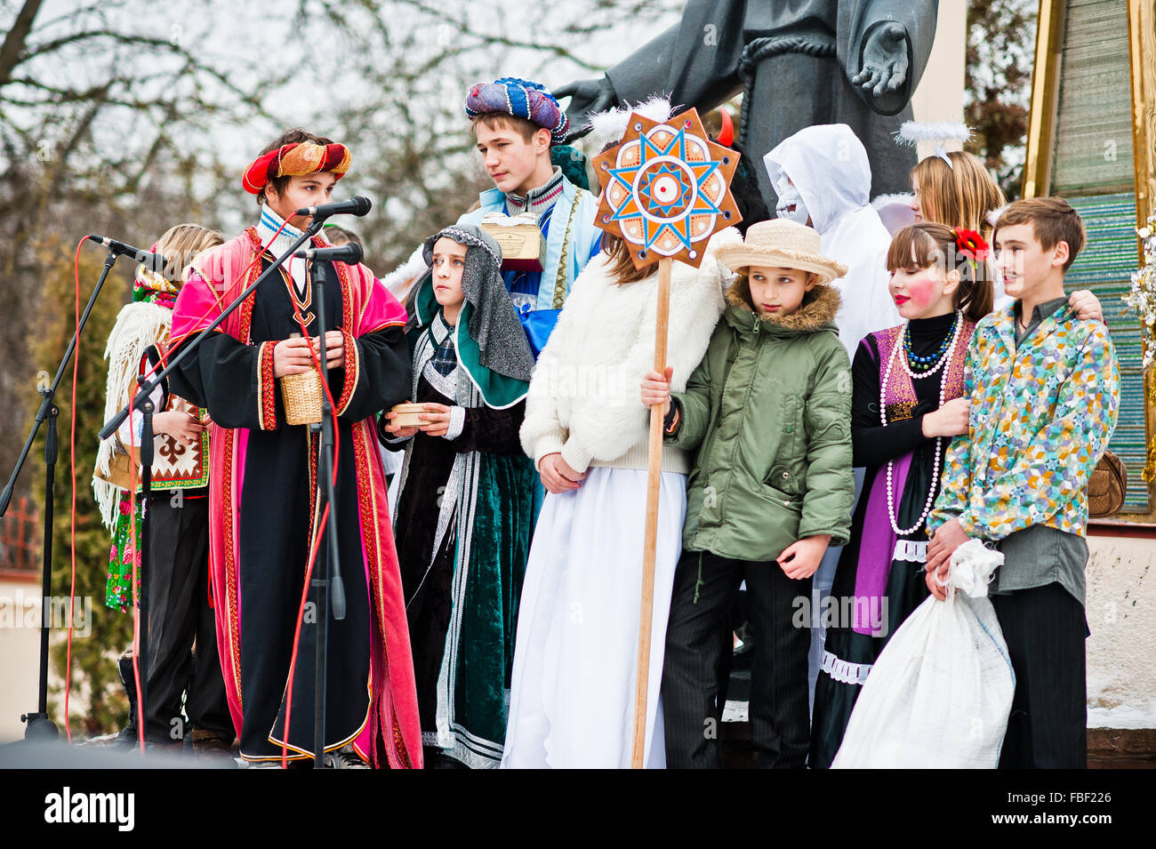L'Ucraina. LVIV - 14 gennaio 2016: Presepe sfilata di bambini sul giorno d'inverno. Foto Stock