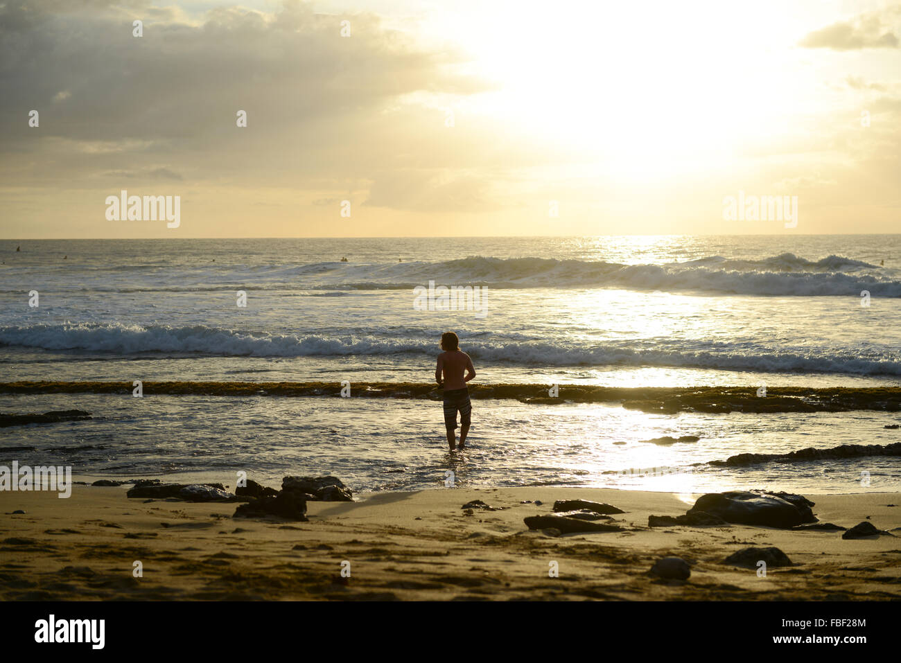 Surfer per entrare in acqua a un tramonto mozzafiato a Maria's Beach. Rincon, Puerto Rico. USA il territorio. Isola dei caraibi. Foto Stock