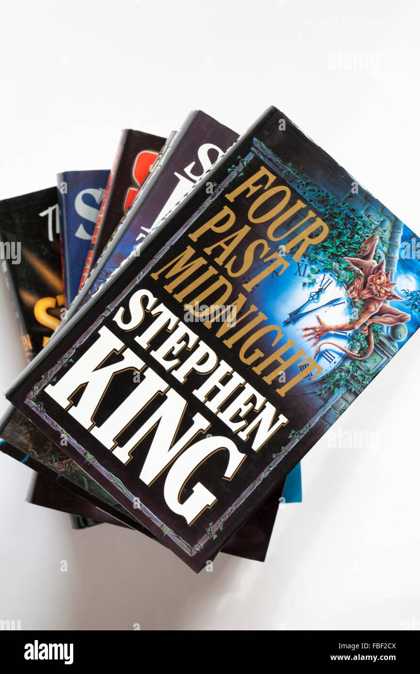 Pila di Stephen King libri con quattro oltre la mezzanotte sulla parte superiore impostato su sfondo bianco Foto Stock