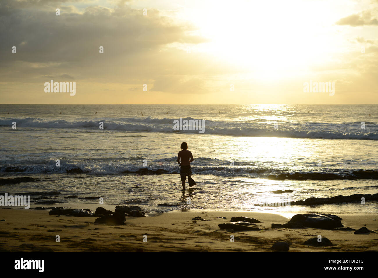 Surfer per entrare in acqua a un tramonto mozzafiato a Maria's Beach. Rincon, Puerto Rico. USA il territorio. Isola dei caraibi. Foto Stock