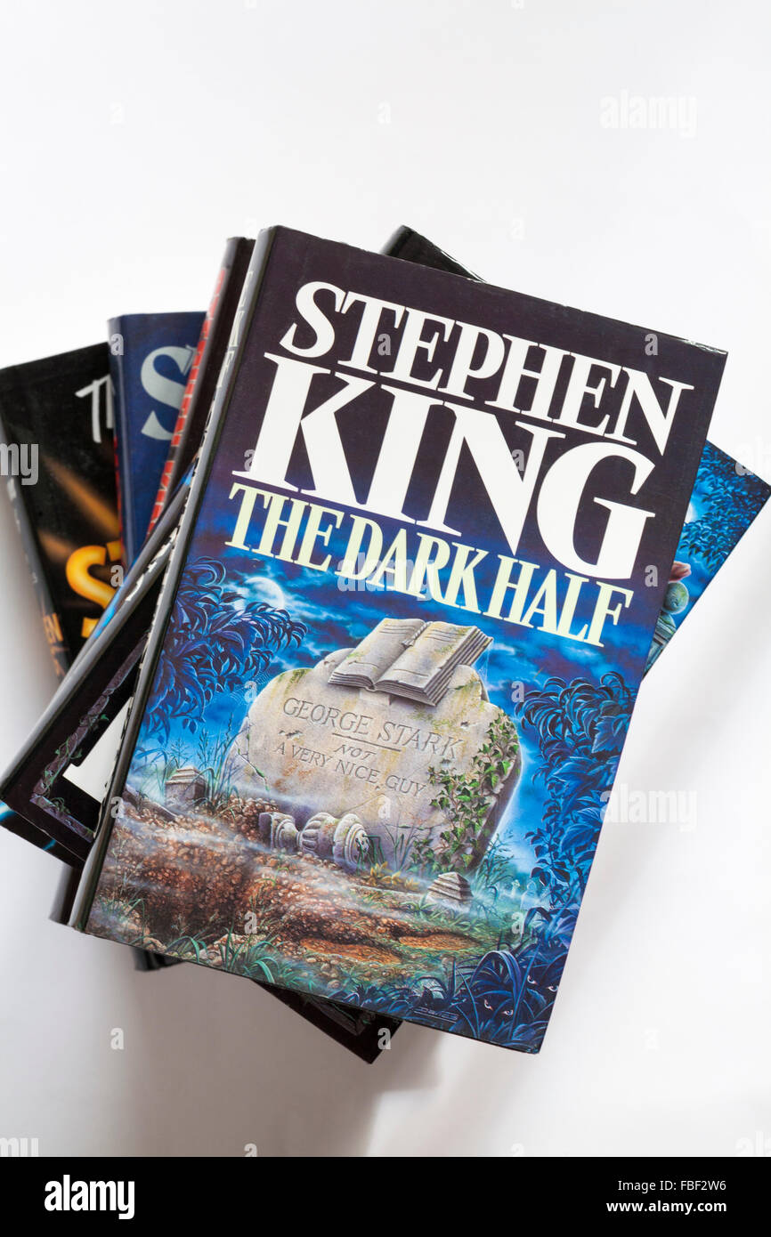 Pila di Stephen King libri con la metà scura di Stephen King sulla parte superiore impostato su sfondo bianco Foto Stock