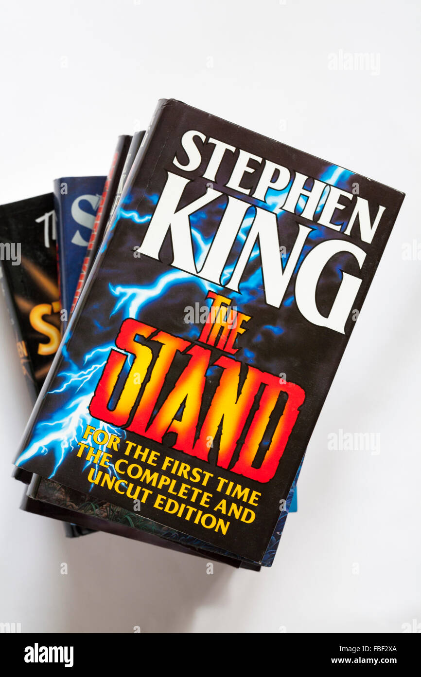 Pila di Stephen King libri con il supporto per la prima volta la completa e intonso edizione sulla parte superiore impostato su sfondo bianco Foto Stock