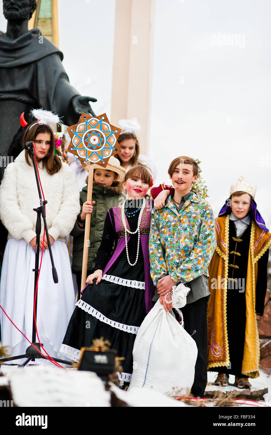 L'Ucraina. LVIV - 14 gennaio 2016: Presepe sfilata di bambini sul giorno d'inverno. Foto Stock