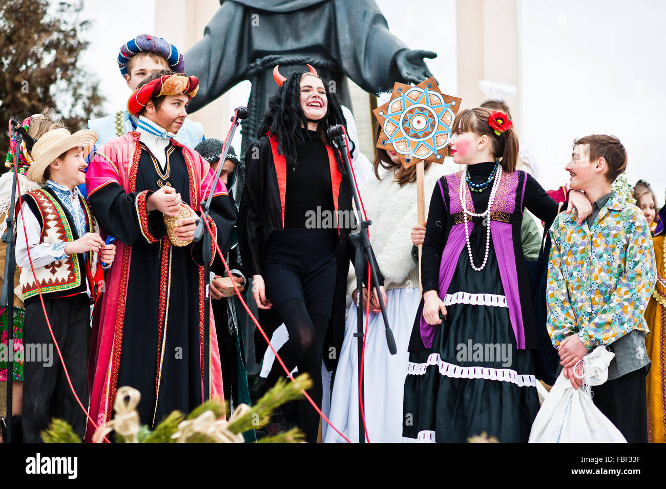 L'Ucraina. LVIV - 14 gennaio 2016: Presepe sfilata di bambini sul giorno d'inverno. Foto Stock