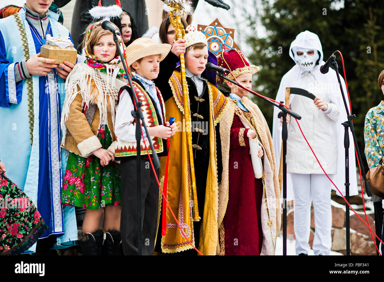 L'Ucraina. LVIV - 14 gennaio 2016: Presepe sfilata di bambini sul giorno d'inverno. Foto Stock