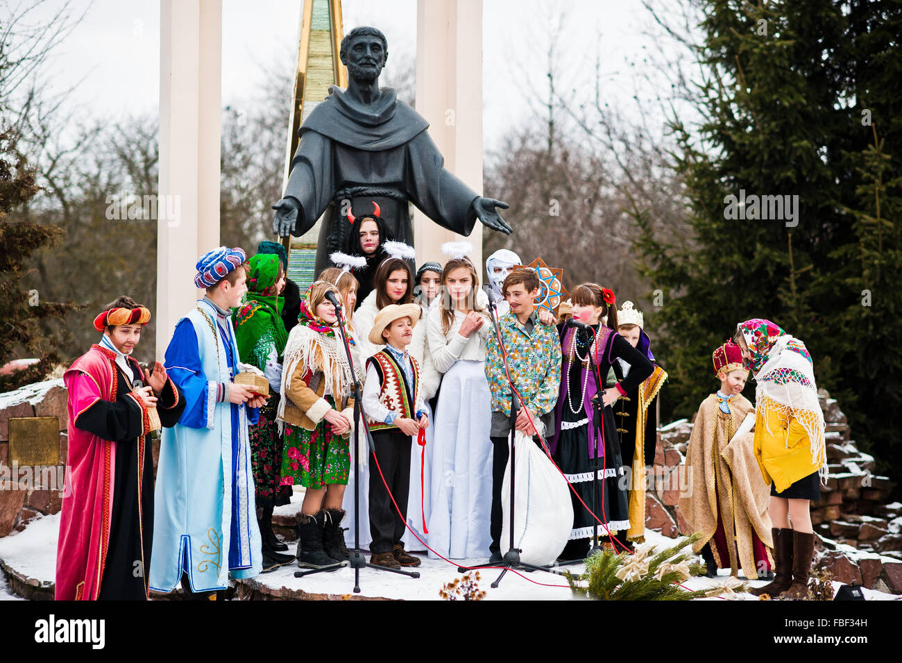 L'Ucraina. LVIV - 14 gennaio 2016: Presepe sfilata di bambini sul giorno d'inverno. Foto Stock