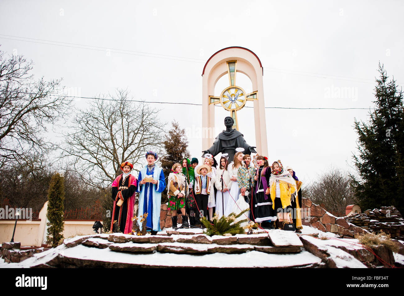 L'Ucraina. LVIV - 14 gennaio 2016: Presepe sfilata di bambini sul giorno d'inverno. Foto Stock