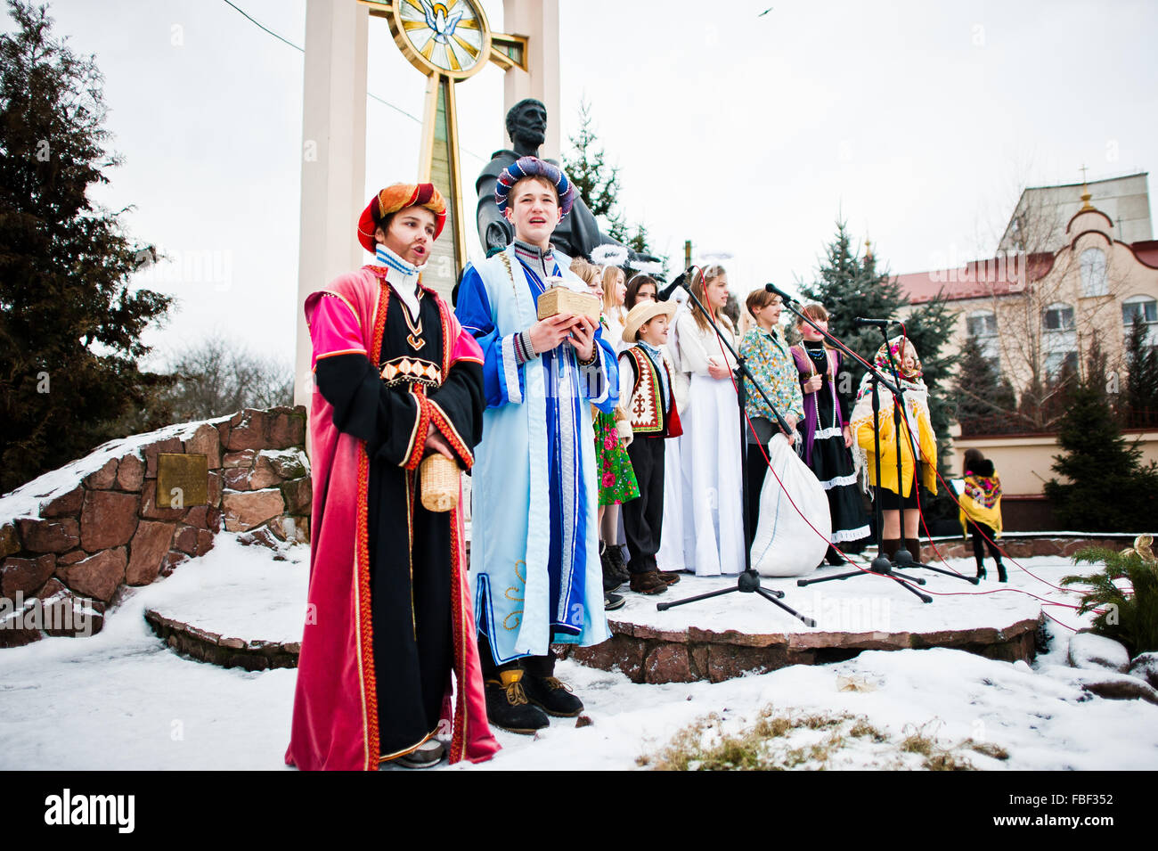 L'Ucraina. LVIV - 14 gennaio 2016: Presepe sfilata di bambini sul giorno d'inverno. Foto Stock