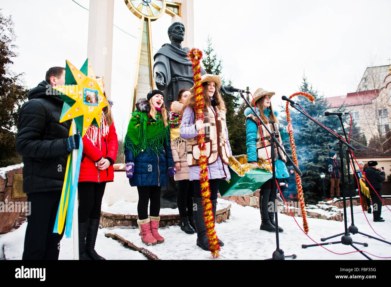 L'Ucraina. LVIV - 14 gennaio 2016: Presepe sfilata di bambini sul giorno d'inverno. Foto Stock