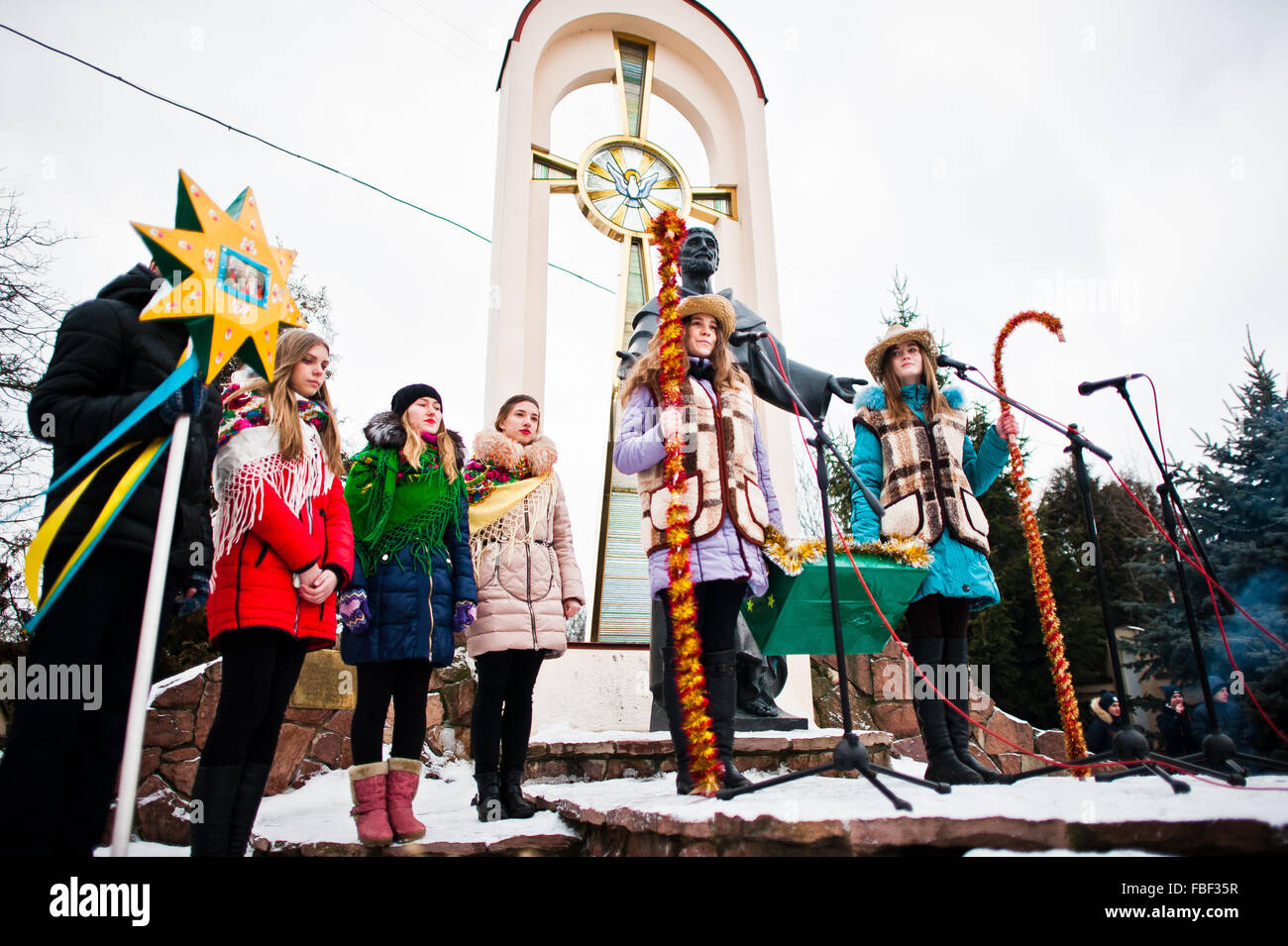 L'Ucraina. LVIV - 14 gennaio 2016: Presepe sfilata di bambini sul giorno d'inverno. Foto Stock