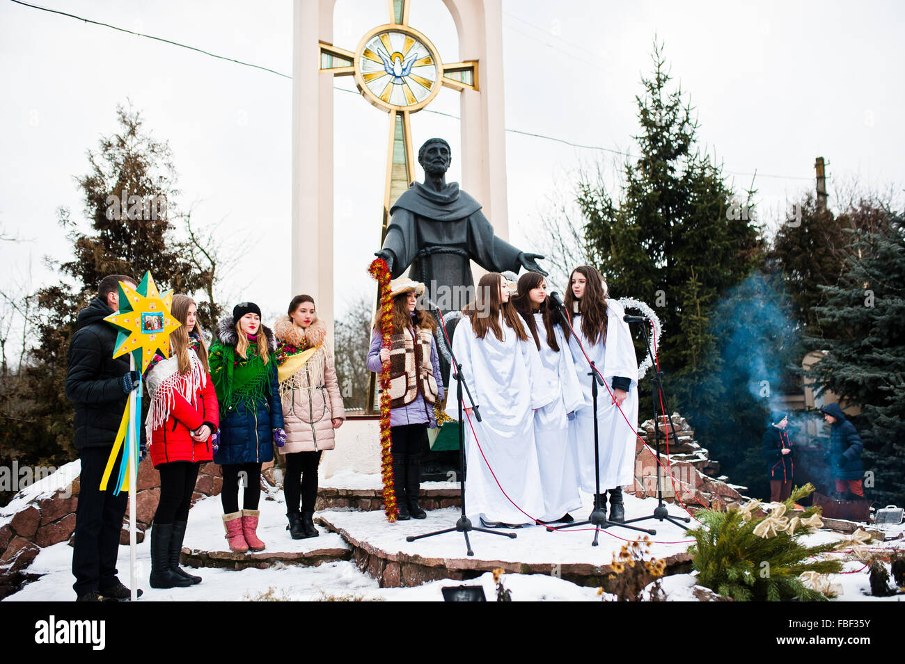 L'Ucraina. LVIV - 14 gennaio 2016: Presepe sfilata di bambini sul giorno d'inverno. Foto Stock