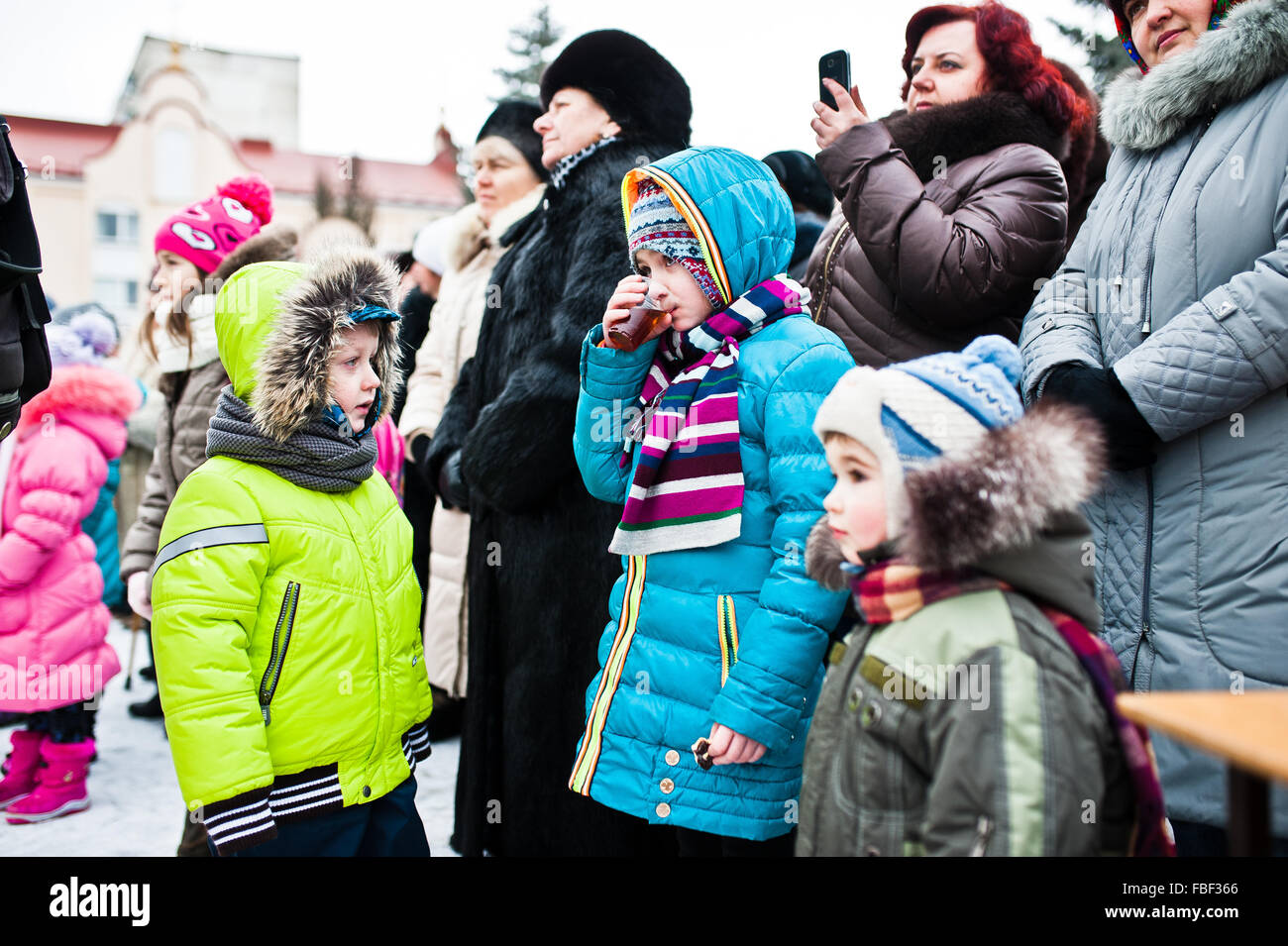 L'Ucraina. LVIV - 14 gennaio 2016: Presepe sfilata di bambini sul giorno d'inverno. Foto Stock