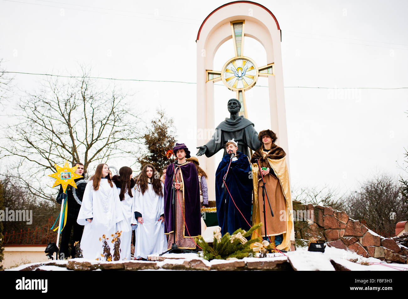 L'Ucraina. LVIV - 14 gennaio 2016: Presepe sfilata di bambini sul giorno d'inverno. Foto Stock