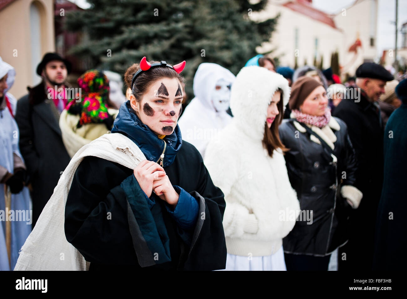 L'Ucraina. LVIV - 14 gennaio 2016: Presepe sfilata di bambini sul giorno d'inverno. Foto Stock